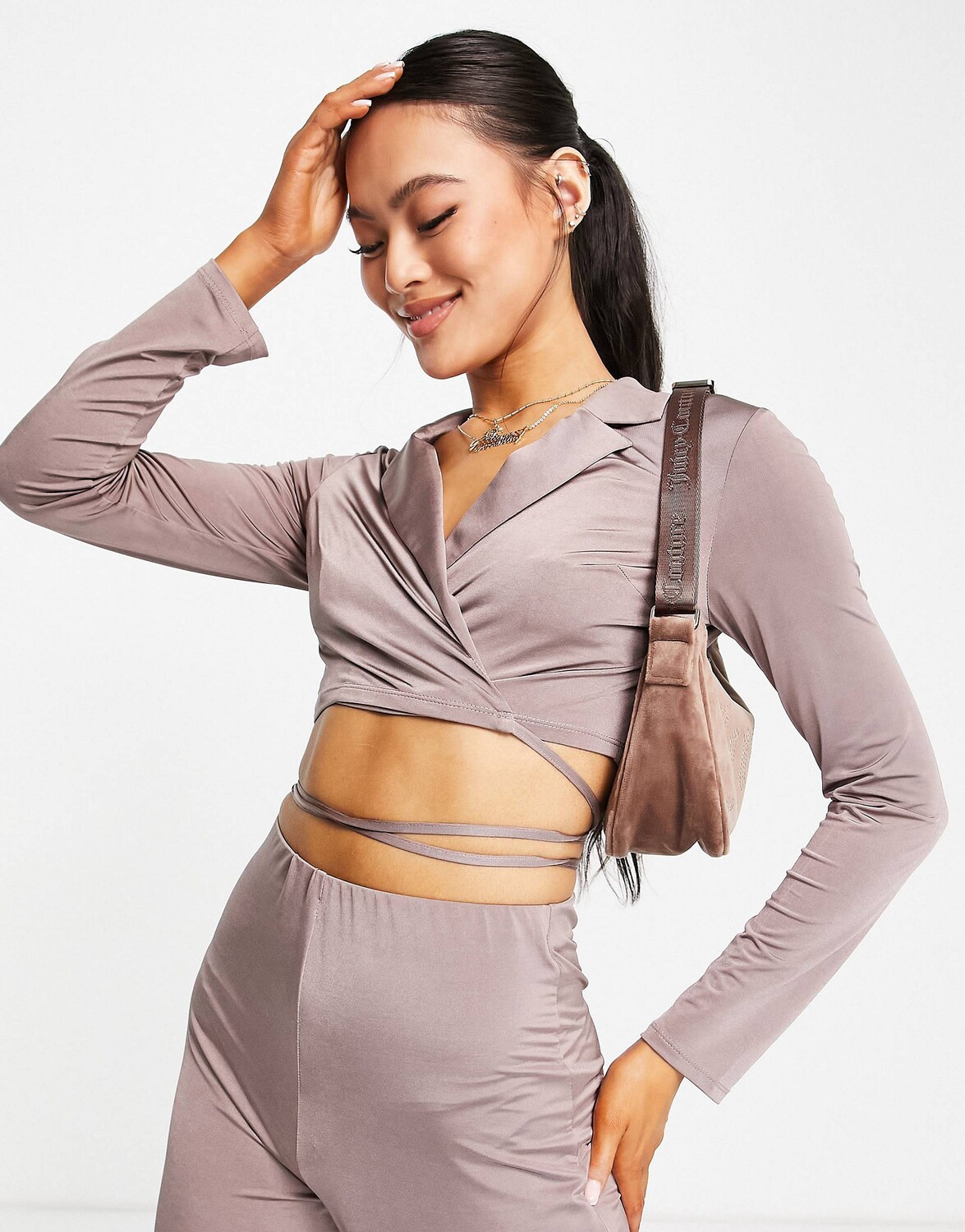 

Атласный блейзер цвета мокко с вырезом в стиле 2000-х ASOS DESIGN
