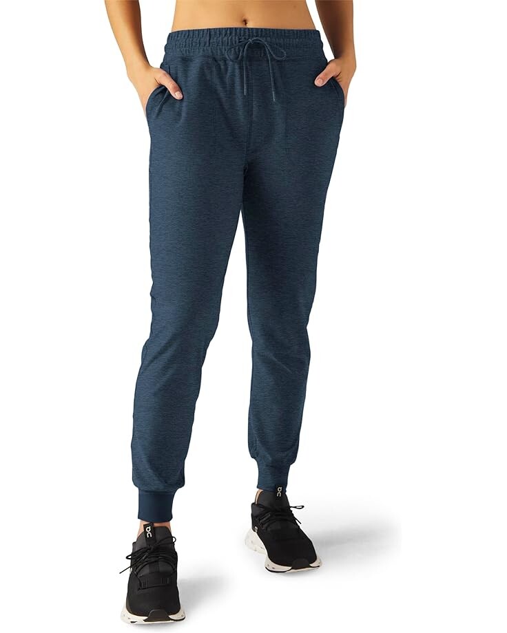 

Джоггеры Beyond Yoga Spacedye Commuter Midi, цвет Nocturnal Navy