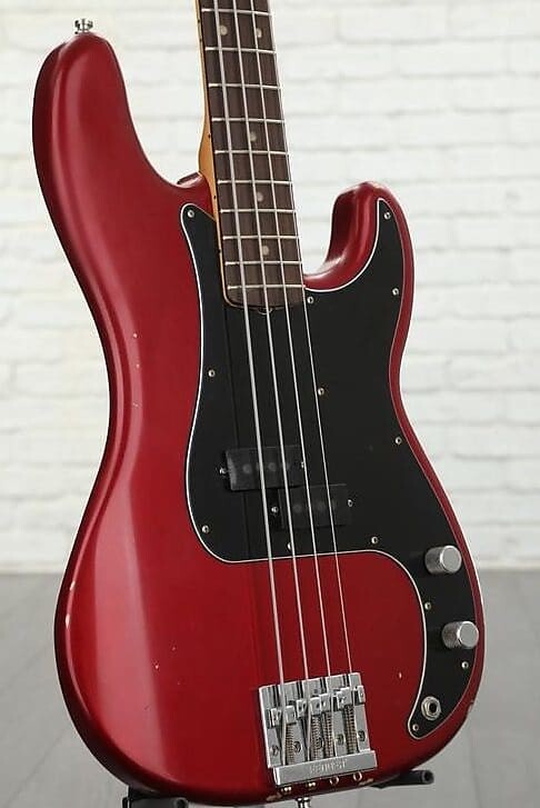 

Бас-гитара Fender Nate Mendel Precision Bass - Road Worn Candy Apple Red 0142500309