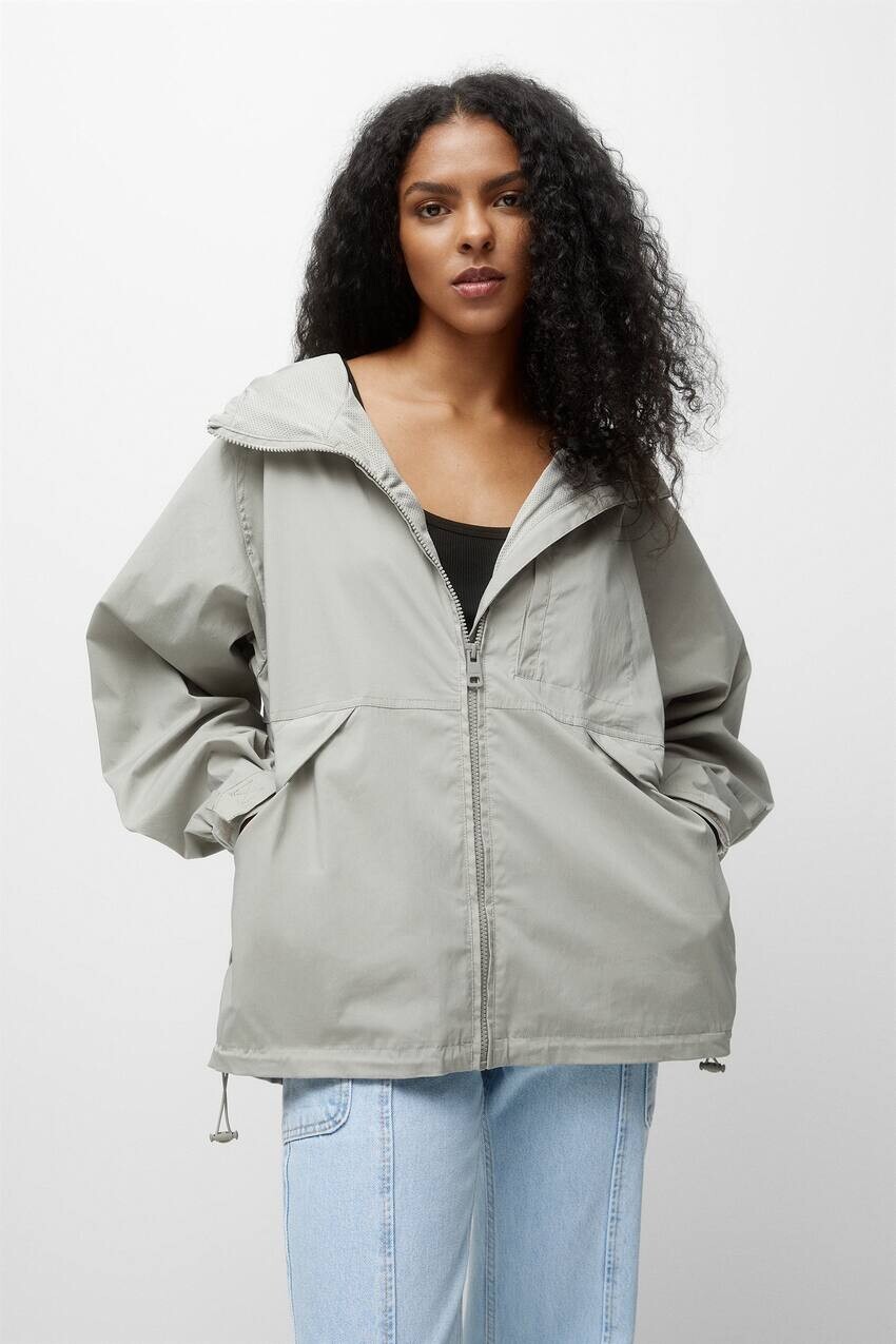

Легкая куртка с капюшоном Pull&Bear, жемчужно-серый