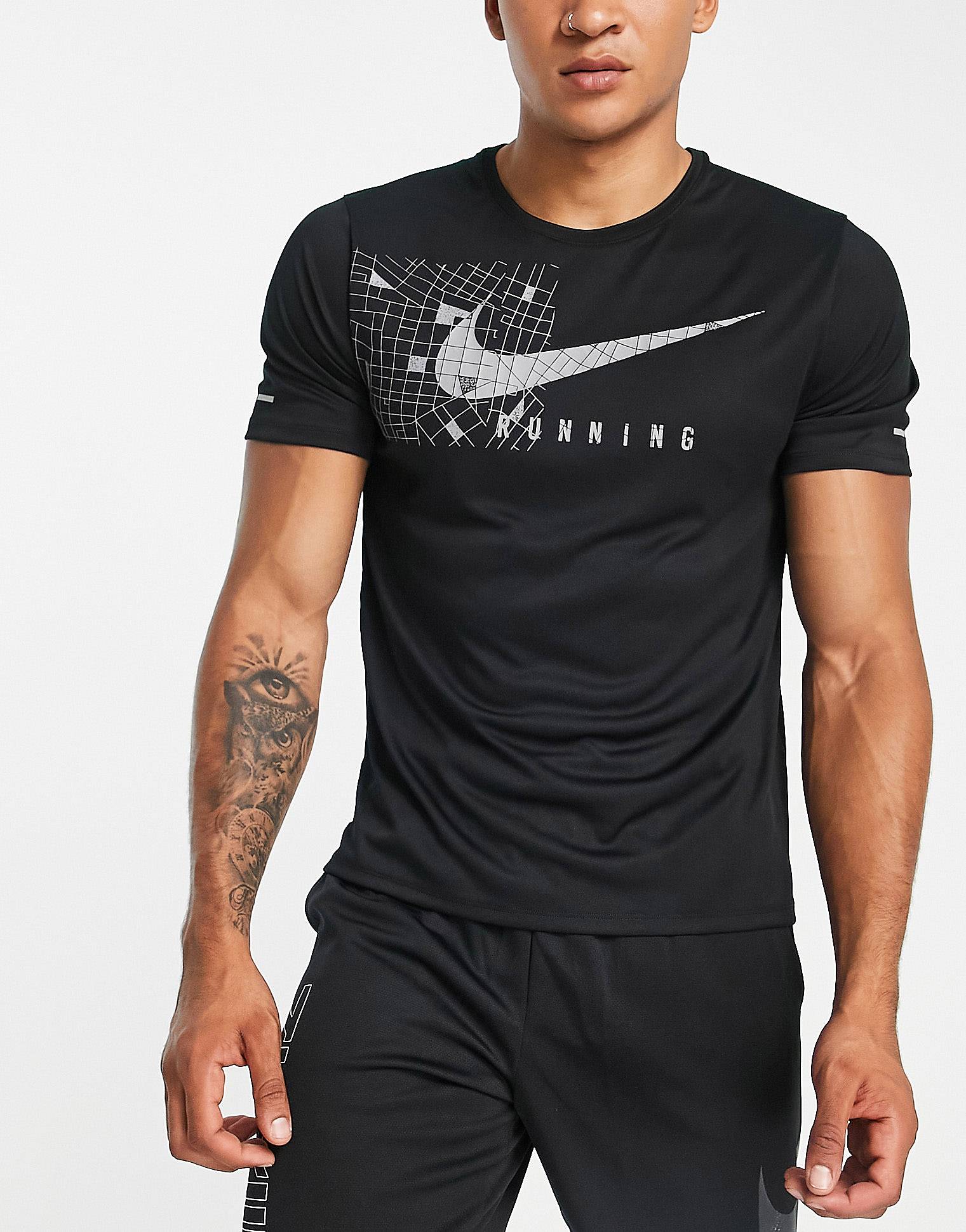 

Черная футболка со светоотражающим рисунком Nike Running Run Division Miler Dri-FIT