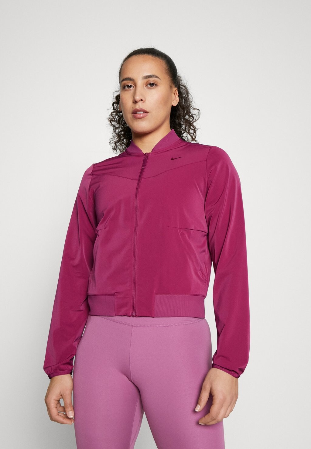 

Спортивная куртка Bliss Bomber Nike, цвет rosewood/(clear)