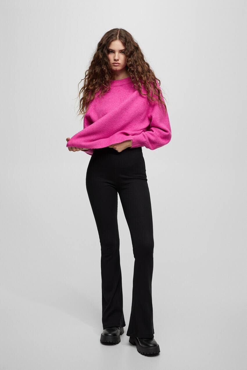 

Эластичные расклешенные брюки Pull&Bear, черный