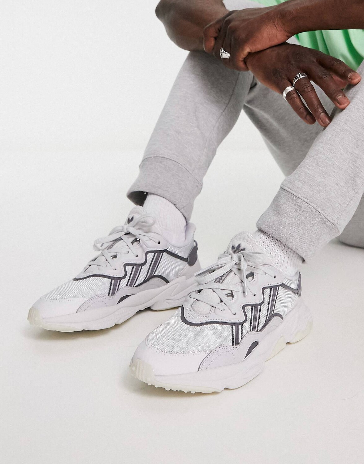 

Серые кроссовки adidas Originals Ozweego