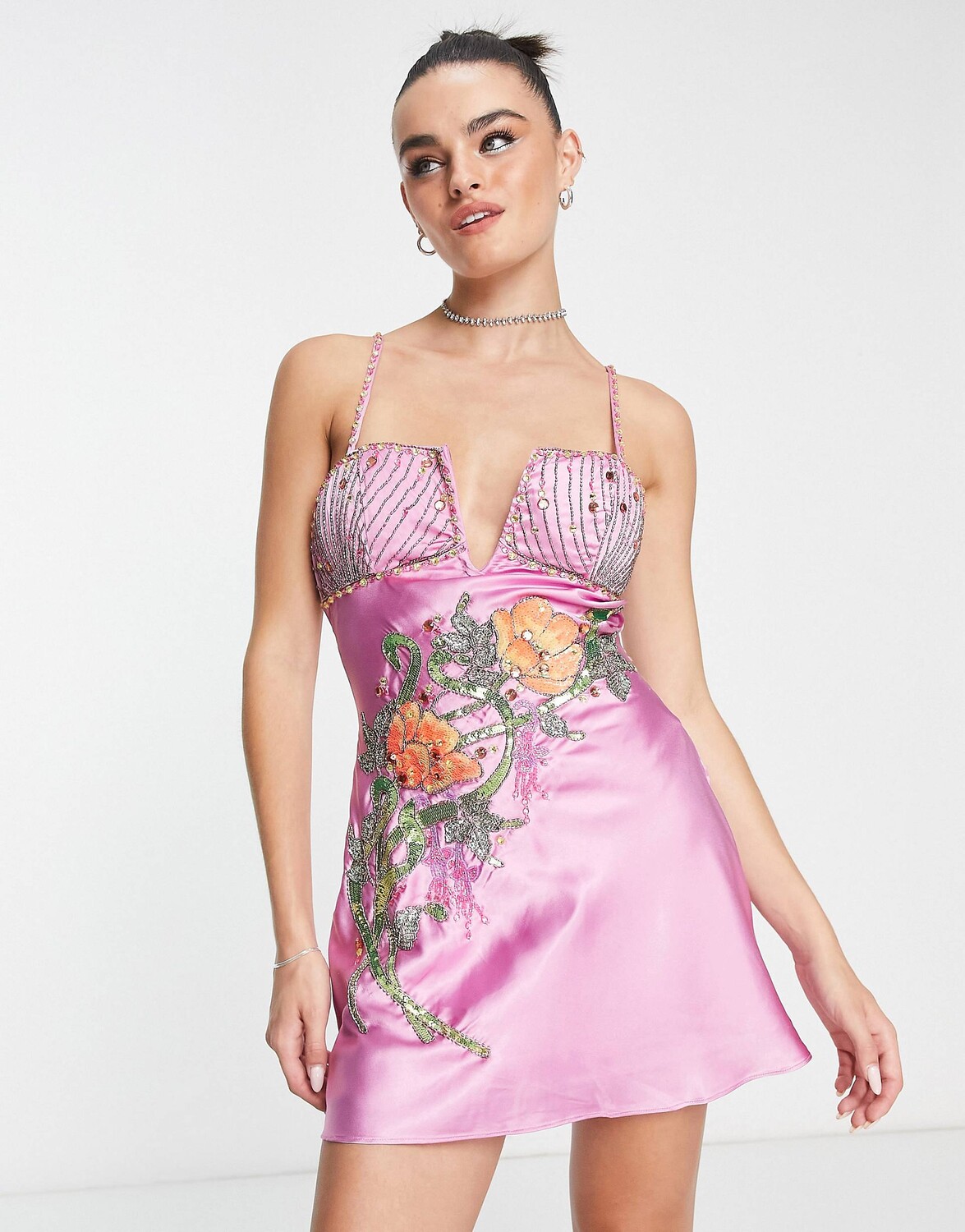 

Платье мини из атласа косого кроя с цветочным декором ASOS DESIGN