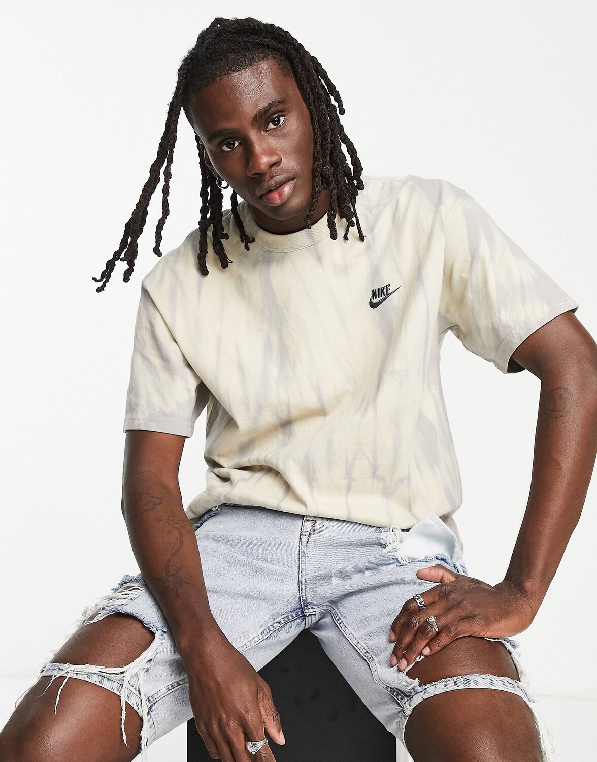 

Свободная футболка свободного кроя с приспущенными плечами Nike Premium Essentials из ротанга с принтом тай-дай