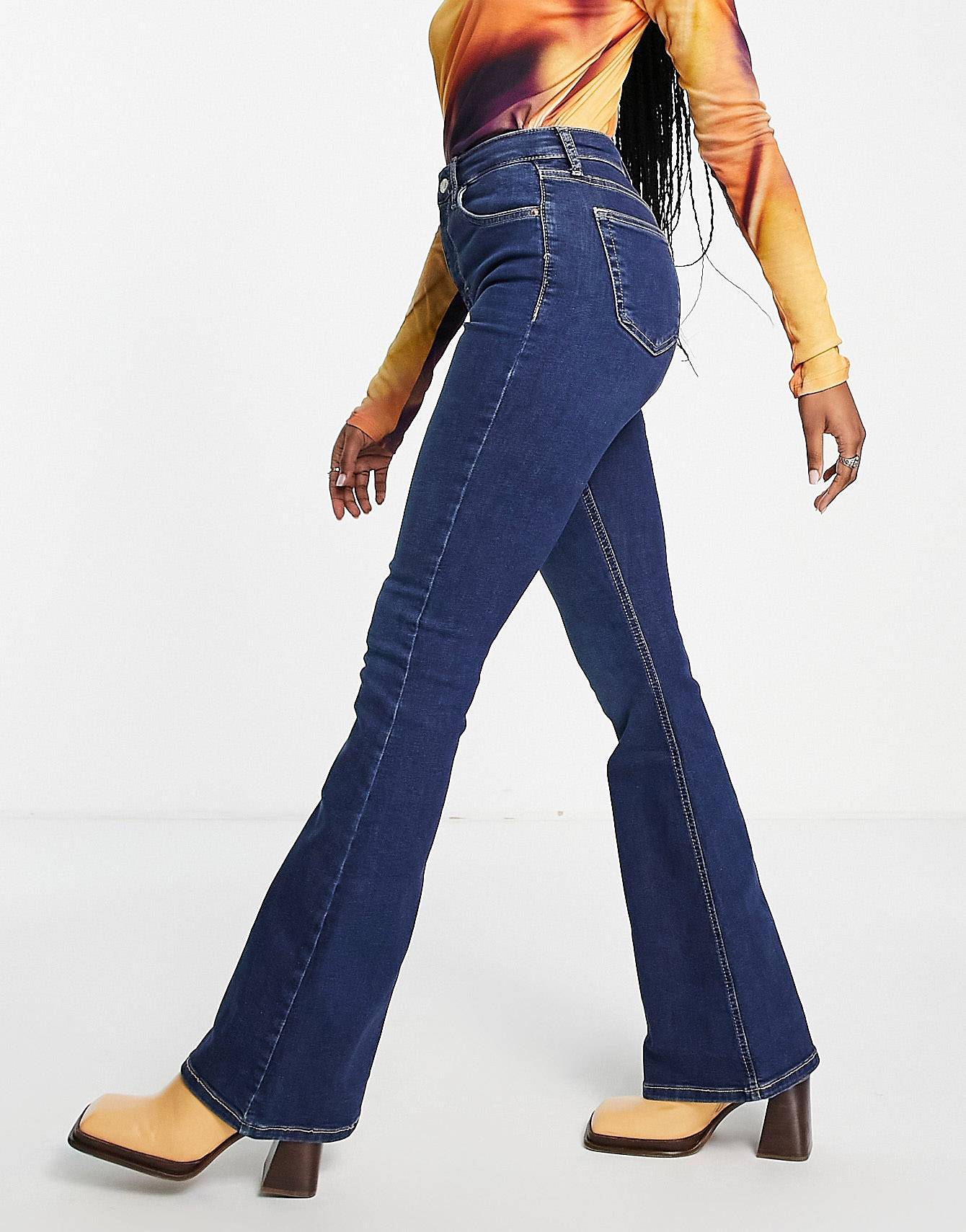 цена Расклешенные джинсы насыщенного синего цвета Topshop Jamie