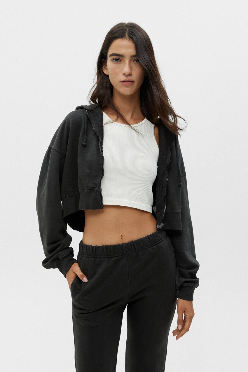 

Укороченная базовая толстовка с капюшоном на молнии Pull&Bear