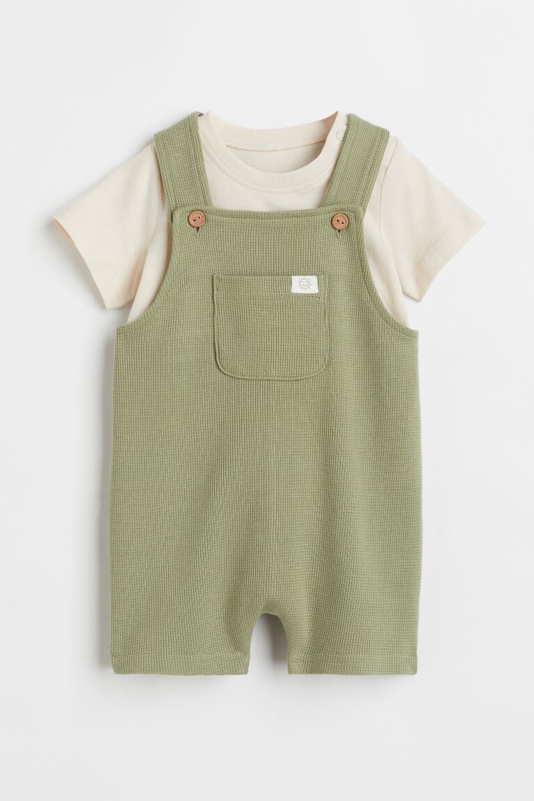 

Комплект из 2-х футболок и комбинезона H&M, зеленый хаки/кремовый