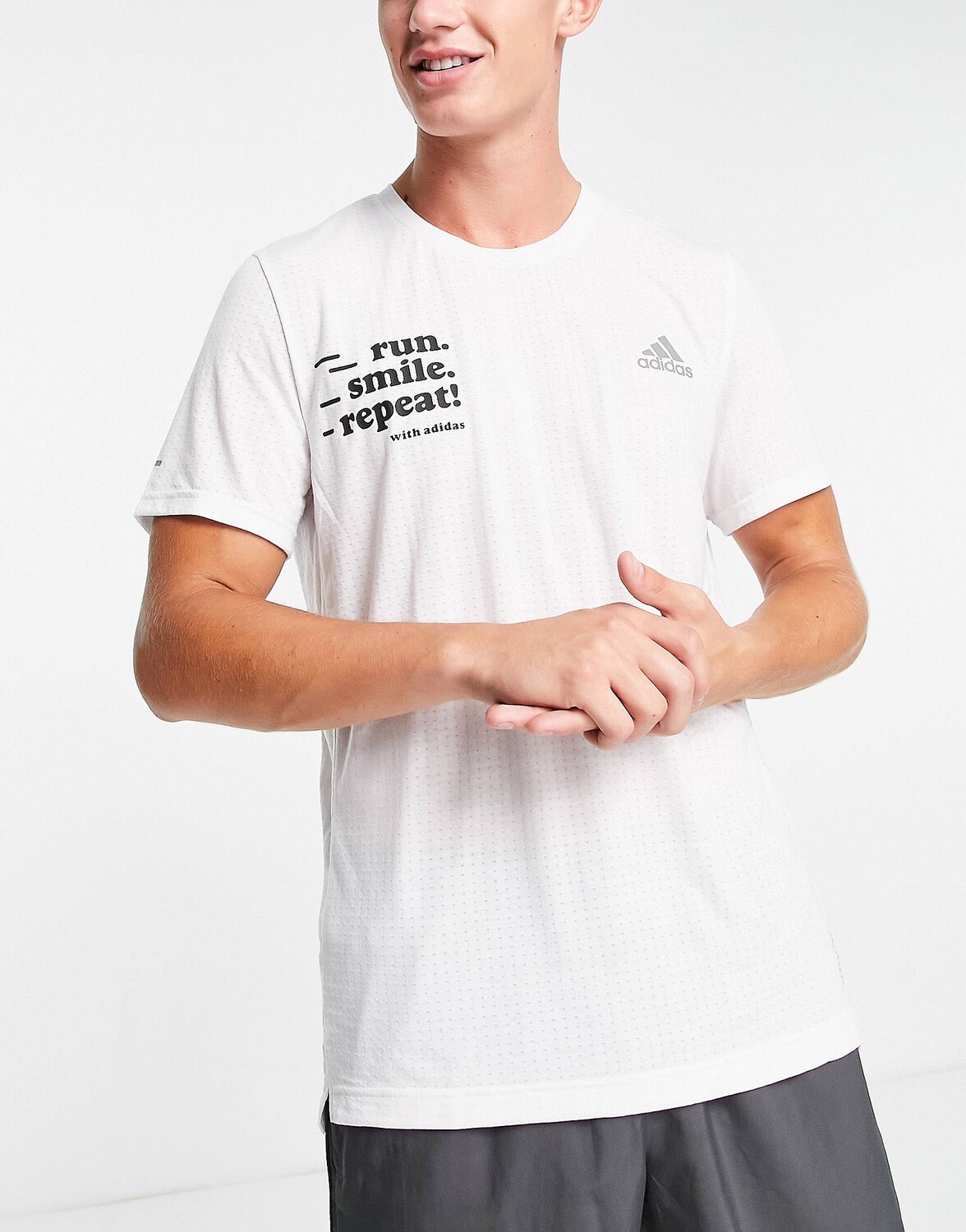 

Белая футболка для бега adidas