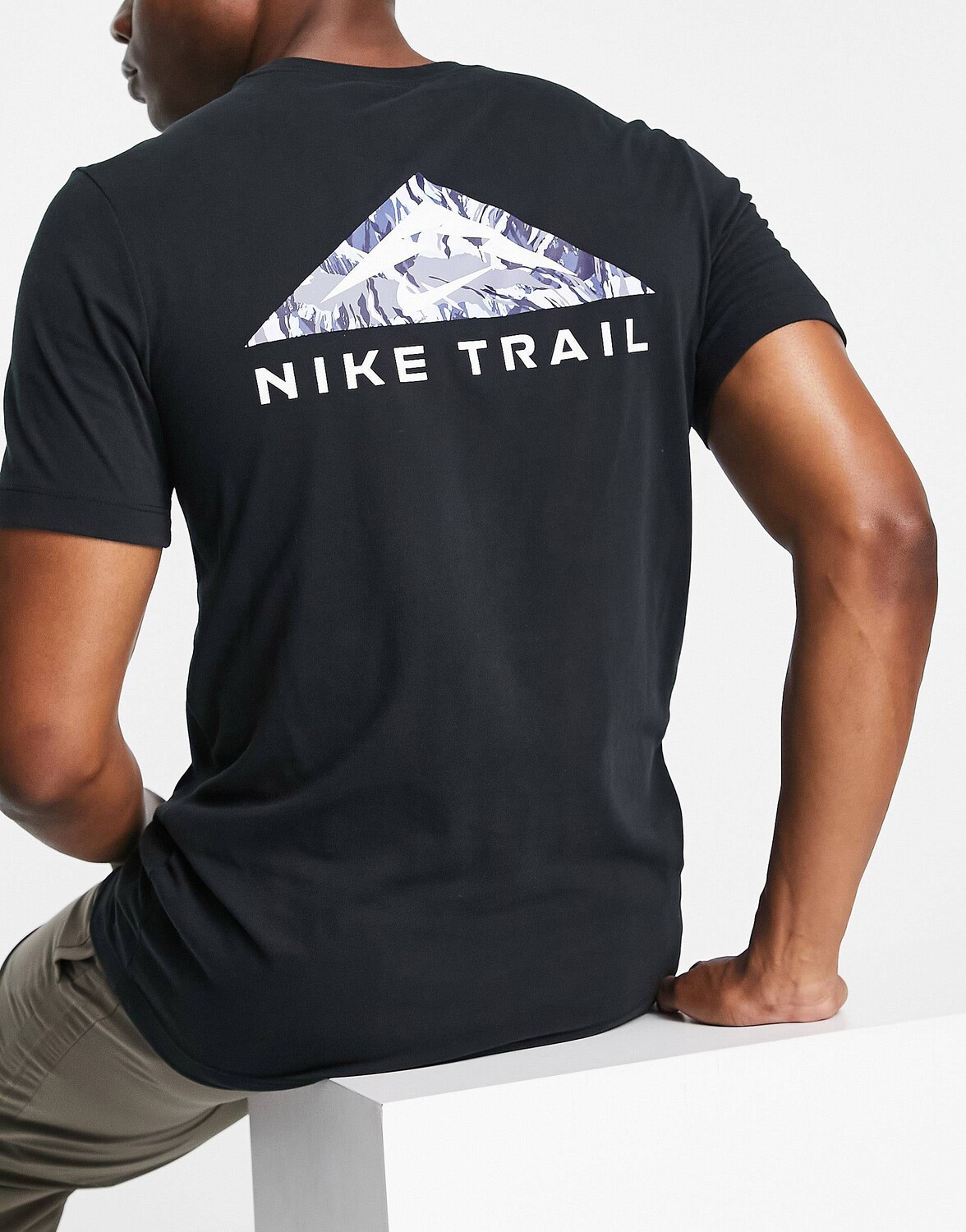 

Черная футболка с рисунком на спине Nike Running Trail Dri-FIT