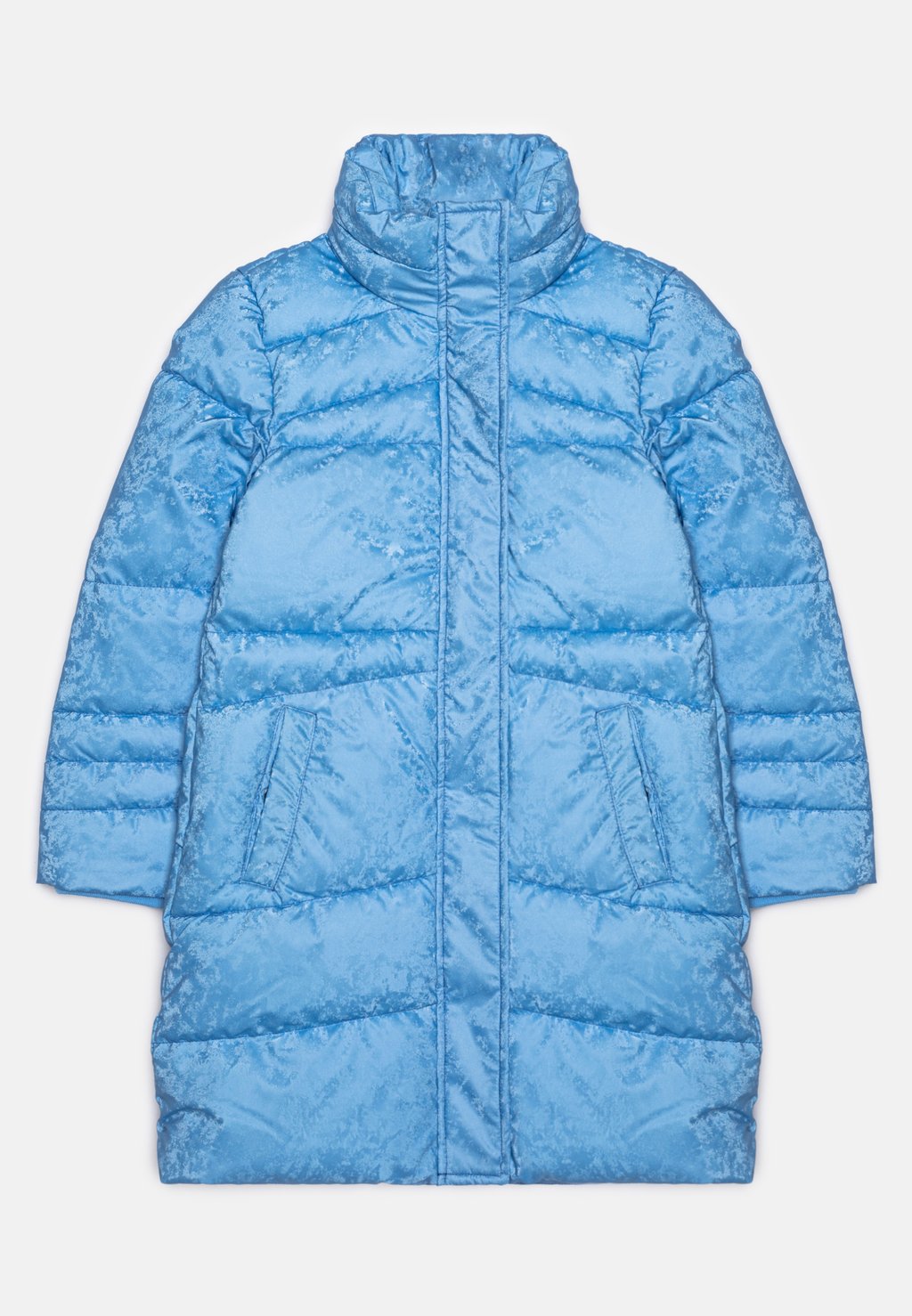 цена Зимнее пальто Guess, светло-голубое