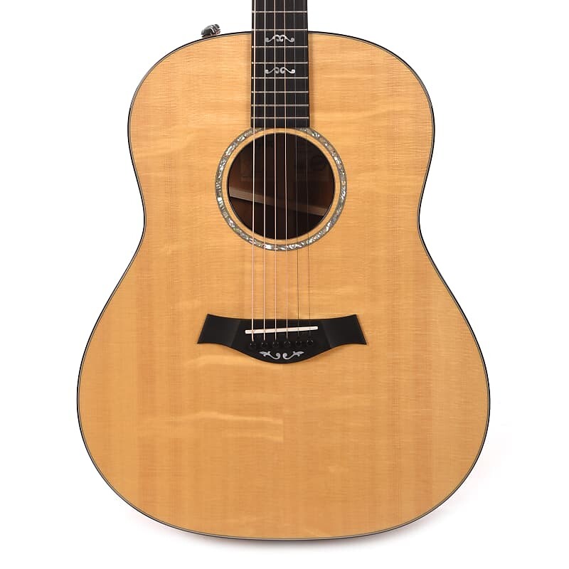 

Taylor Custom Grand Pacific Figured Mahogany & Bearclaw Lutz Spruce Aged Toner Natural с фигурным грифом из красного дерева и черепаховым переплетом (серийный № 1207202169)