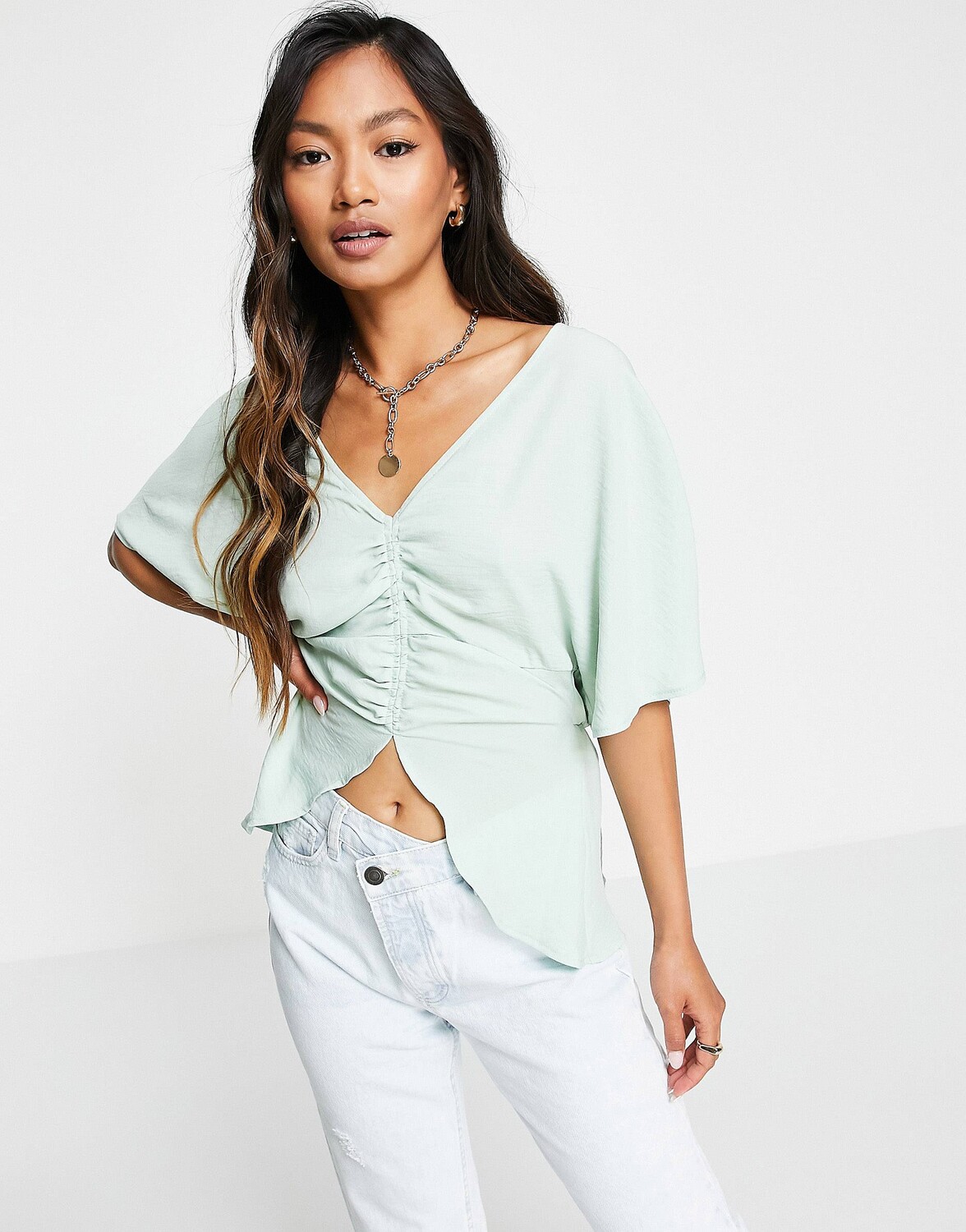 

Мятная блузка с v-образным вырезом и сборками спереди ASOS DESIGN