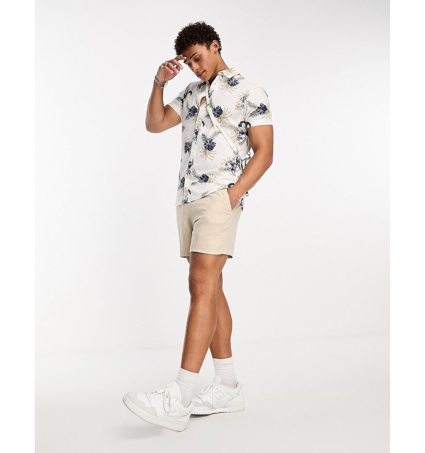

Белая рубашка из вискозы с короткими рукавами и цветочным принтом Jack & Jones Essentials