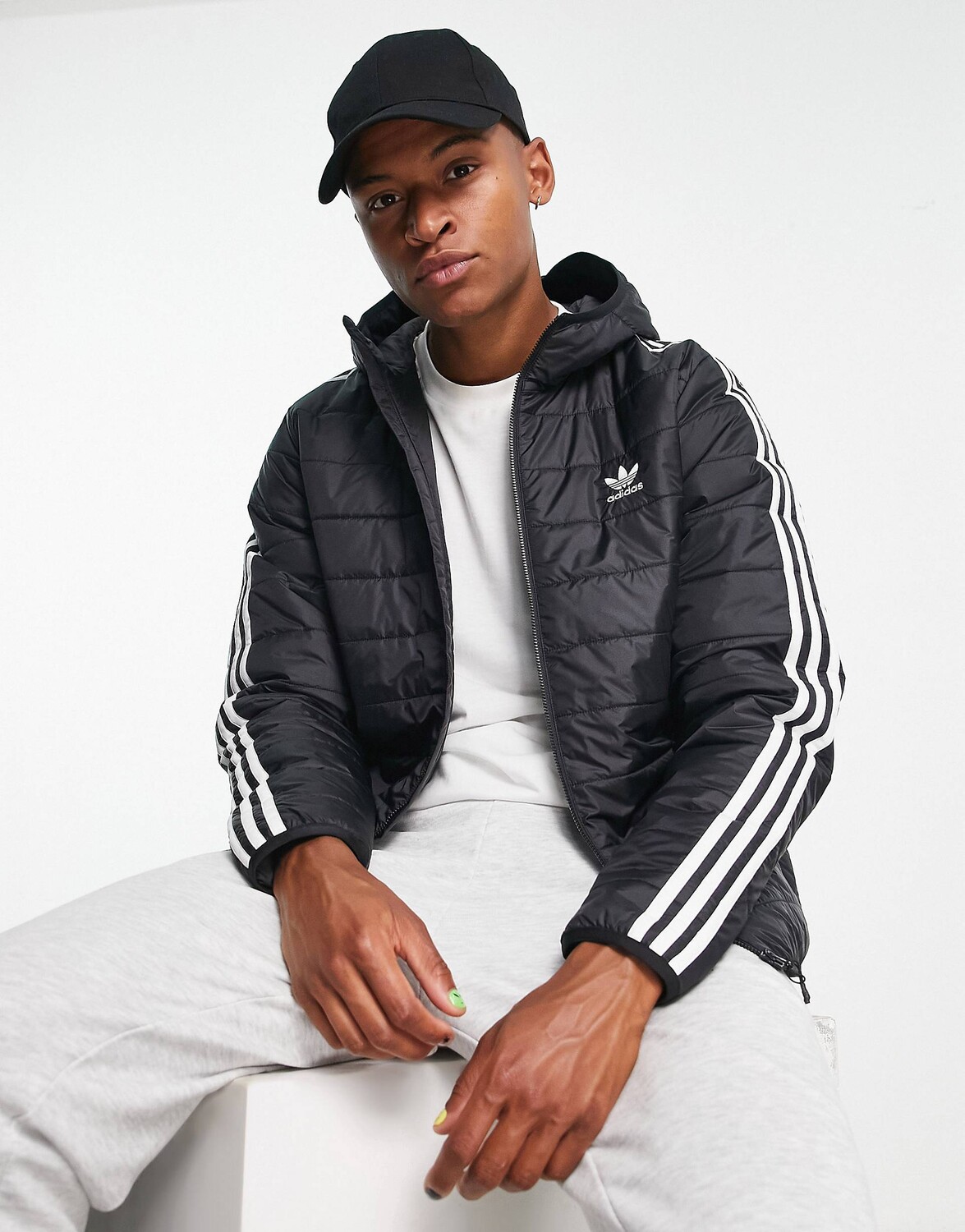 

Черная пуховая куртка с капюшоном и тремя полосками adidas Originals Adicolor
