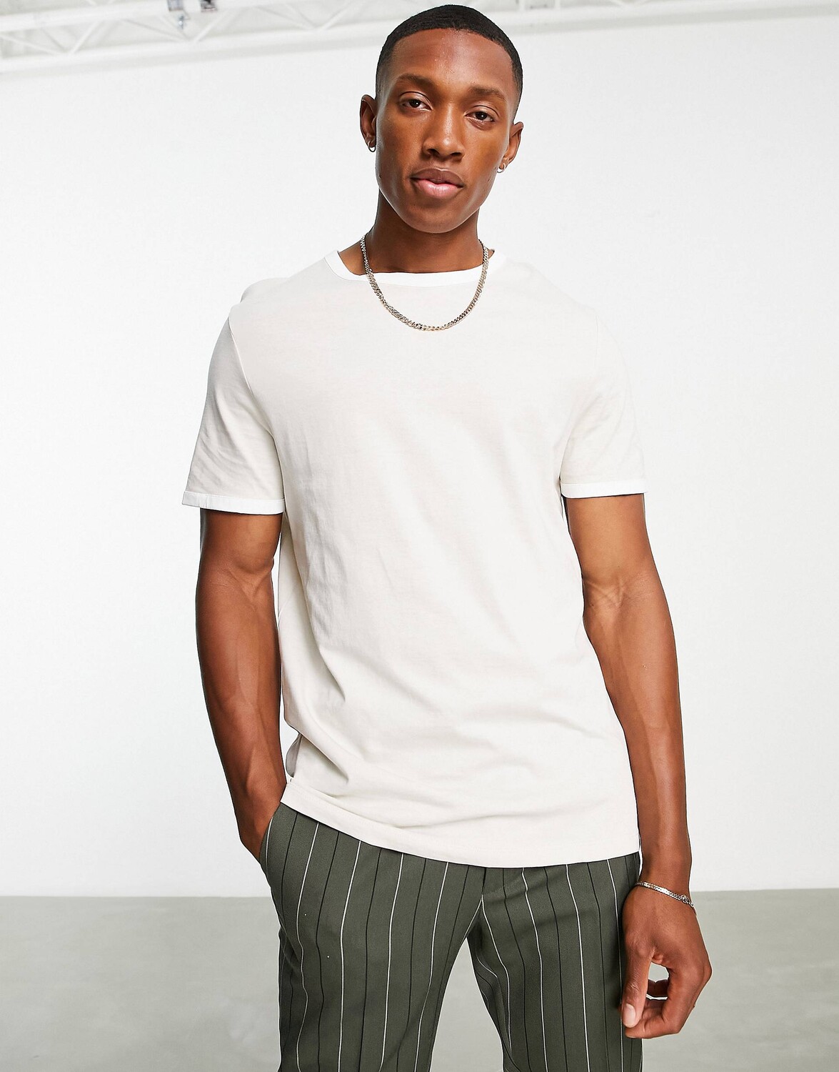 

Футболка ASOS DESIGN с кольцом из камня
