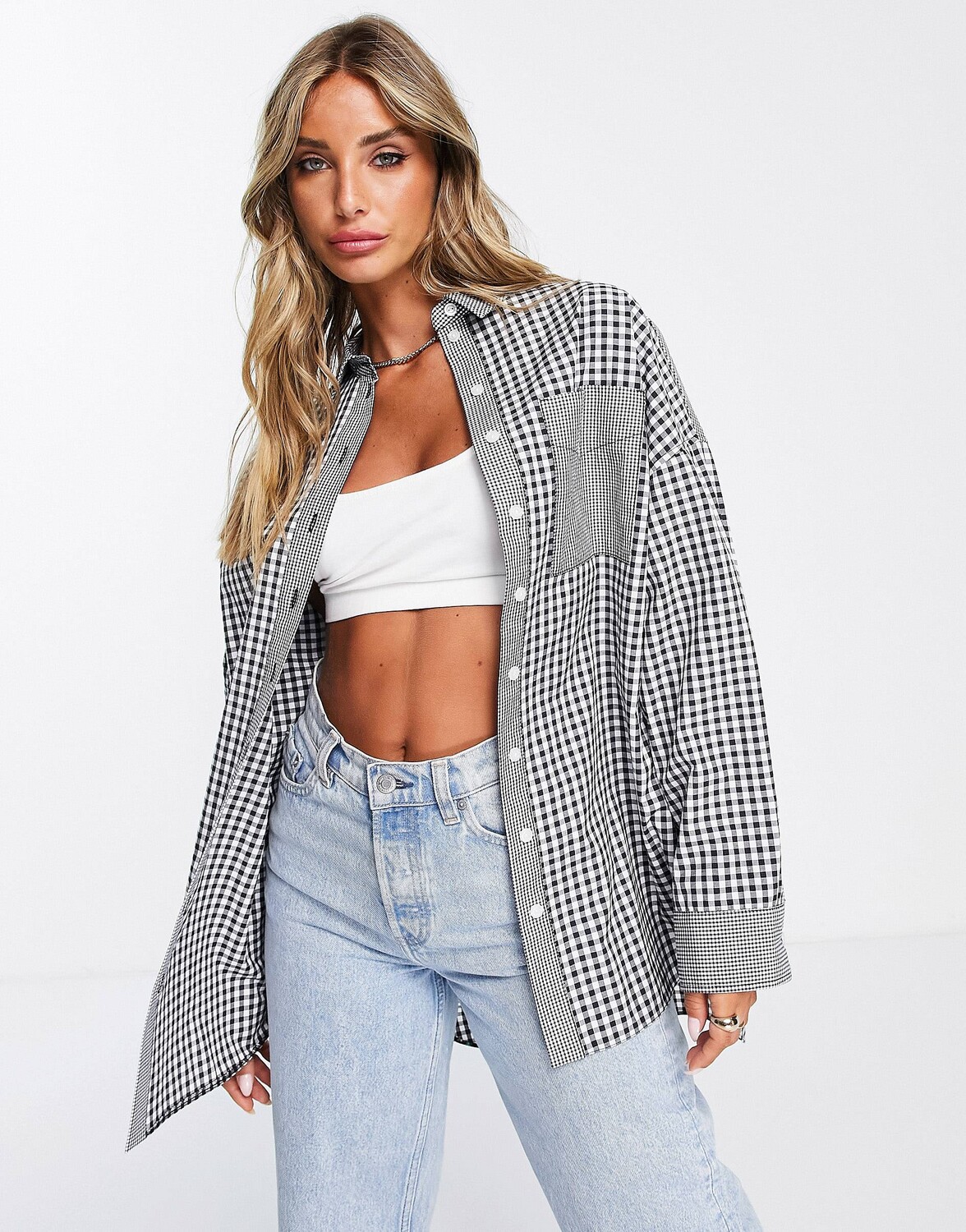 

Монохромная рубашка оверсайз в клетку с нашивками Topshop