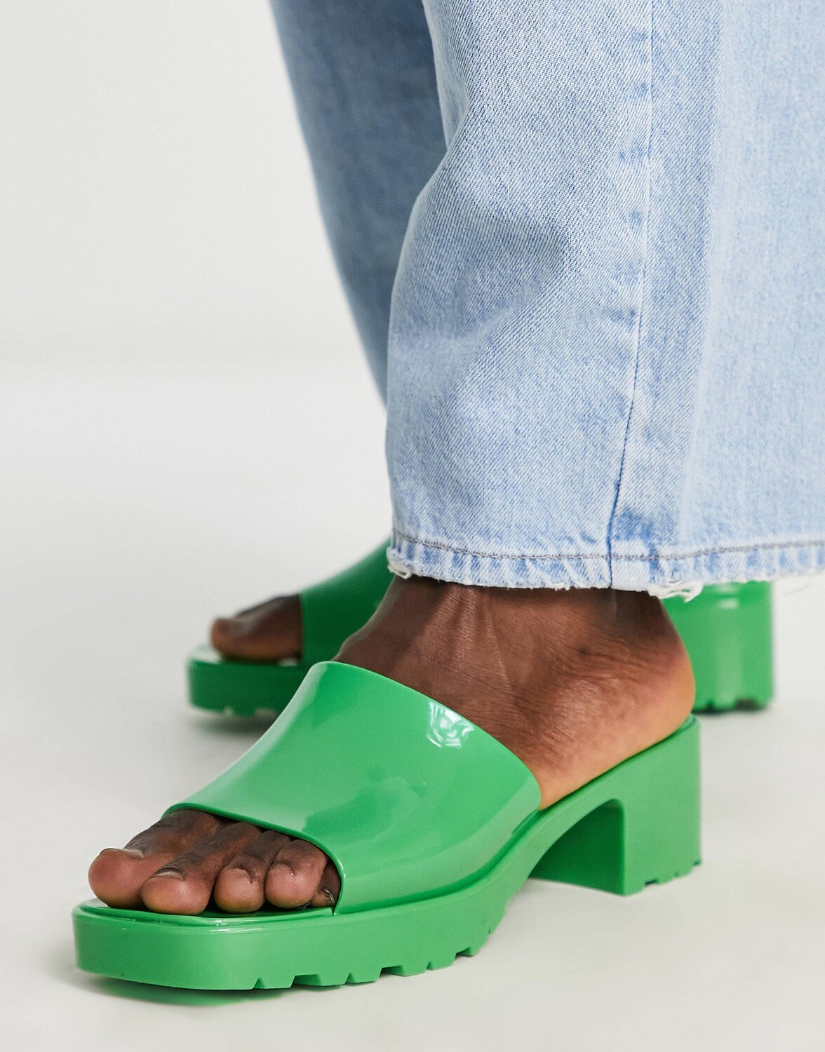 

Зеленые мюли на каблуке ASOS DESIGN