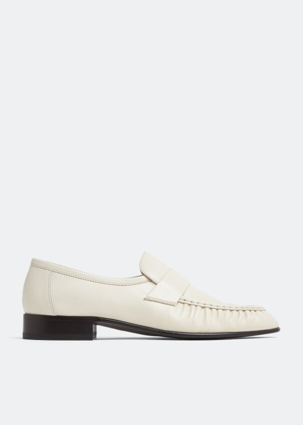 

Лоферы THE ROW Leather loafers, бежевый
