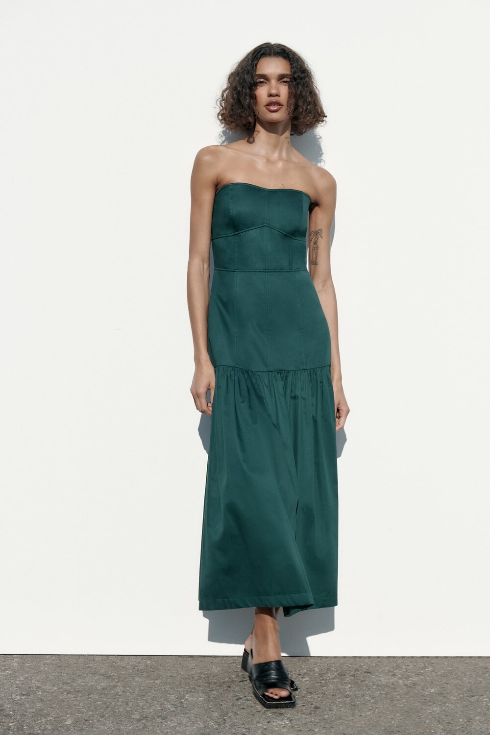 

Подходящее платье с отшивкой ZARA, утка зеленая