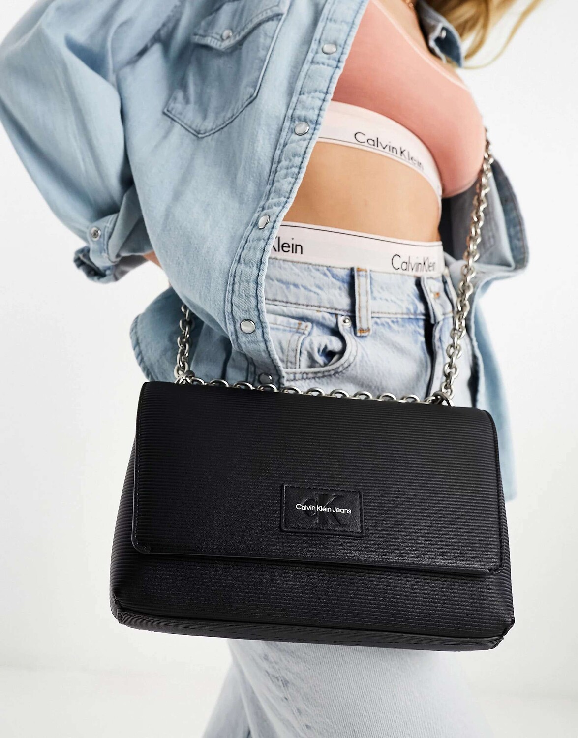 

Черная сумка через плечо со скульптурным клапаном и цепочкой CK Jeans Calvin Klein Jeans