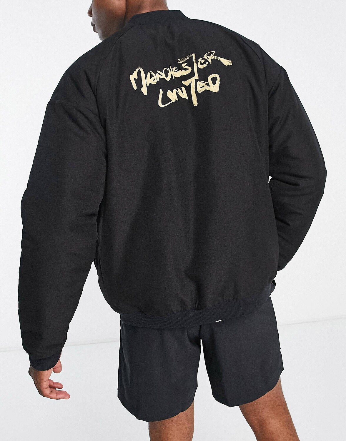 

Черная дутая куртка adidas Football Manchester United