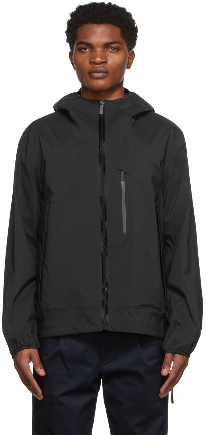 

Черная куртка из сатуфа Moncler, Черный