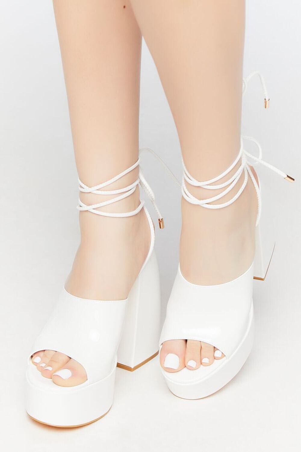 

Туфли из искусственной лакированной кожи на шнуровке Forever 21, белый