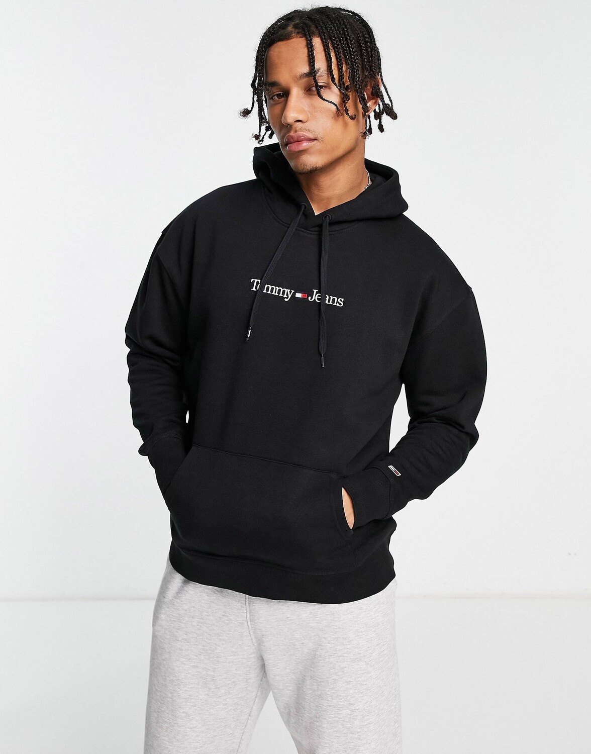 

Худи черного цвета с линейным логотипом Tommy Jeans