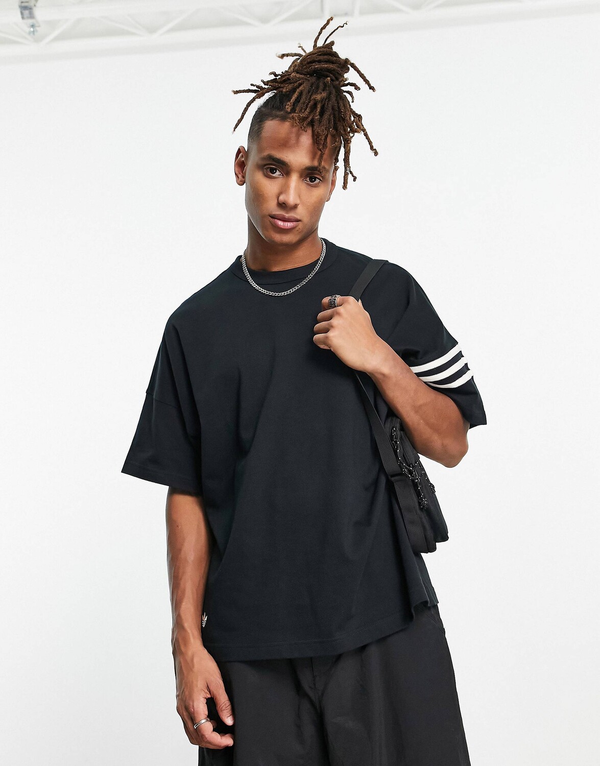 

Черная футболка с 3 полосками adidas Originals Neuclassics