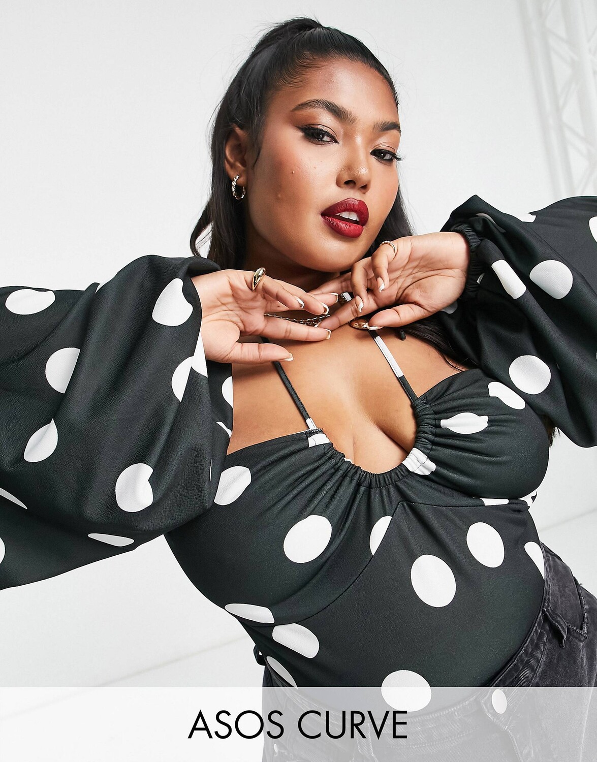 

Боди в горошек с объемными рукавами и вырезом халтер ASOS DESIGN Curve