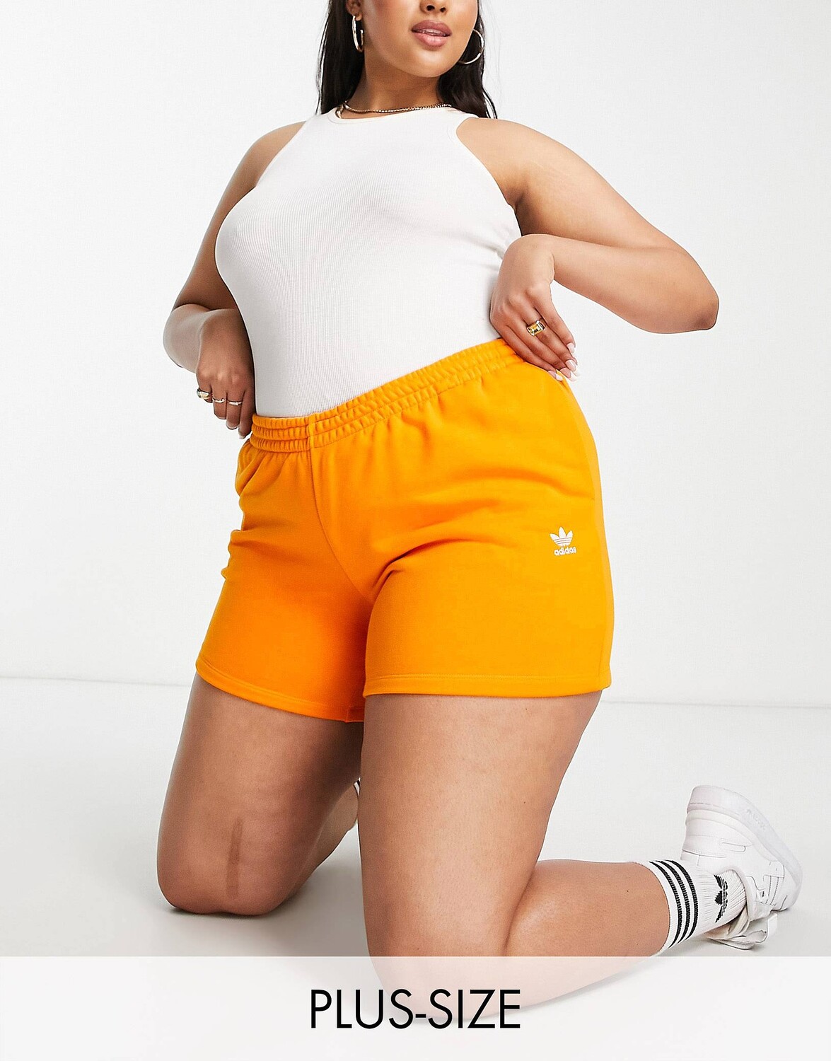 

Оранжевые шорты adidas Originals Plus Essentials с логотипом