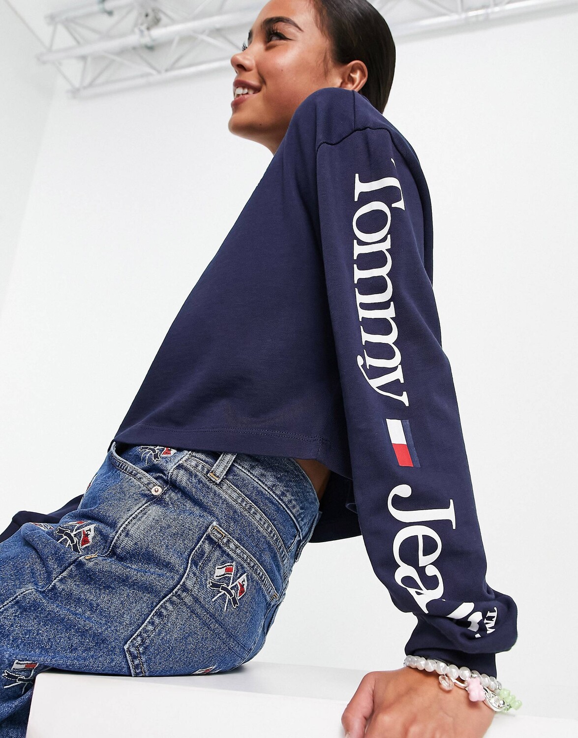 

Темно-синяя укороченная толстовка с длинными рукавами свободного кроя Tommy Jeans