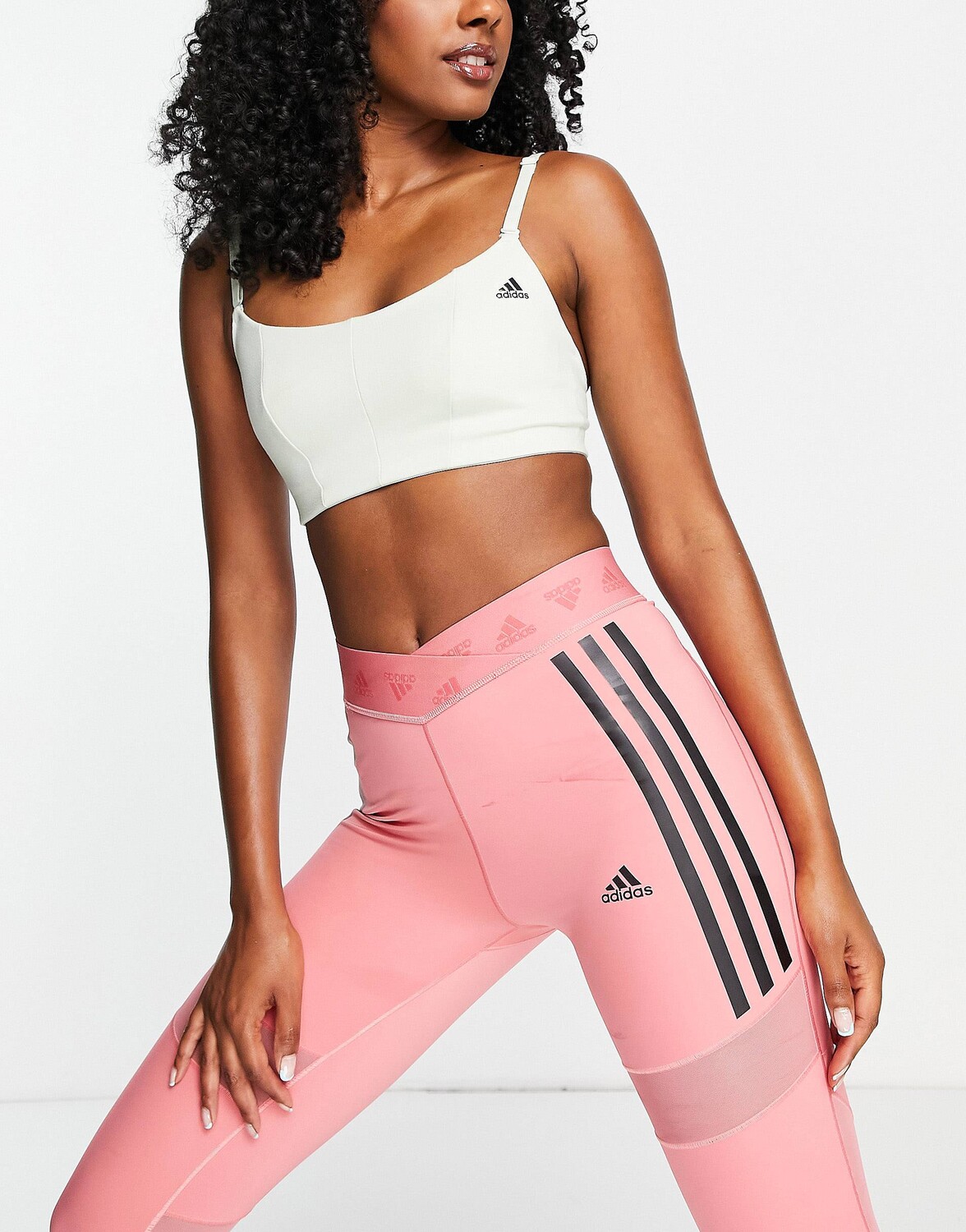 

Светло-зеленый спортивный бюстгальтер с легкой поддержкой adidas Training