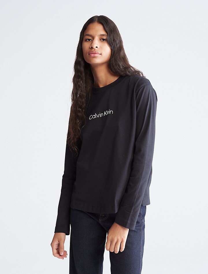 

Стандартная футболка свободного кроя с круглым вырезом и логотипом Calvin Klein, черный