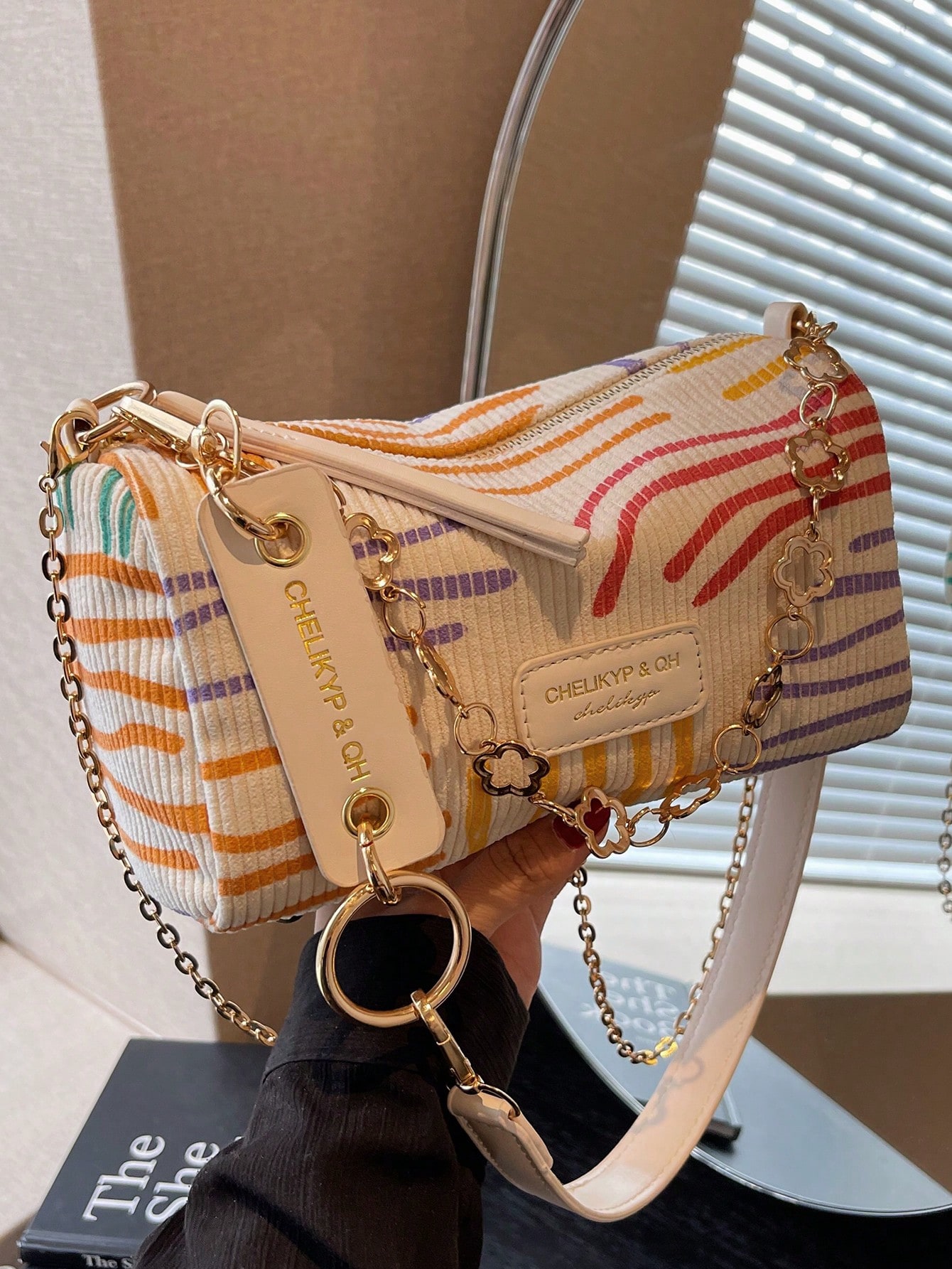 Маленькая сумка через плечо в полоску с буквенным нашивкой и декором, многоцветный
