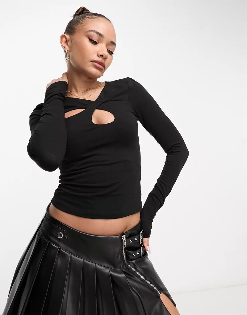 

Черный топ ASOS с вырезом на груди
