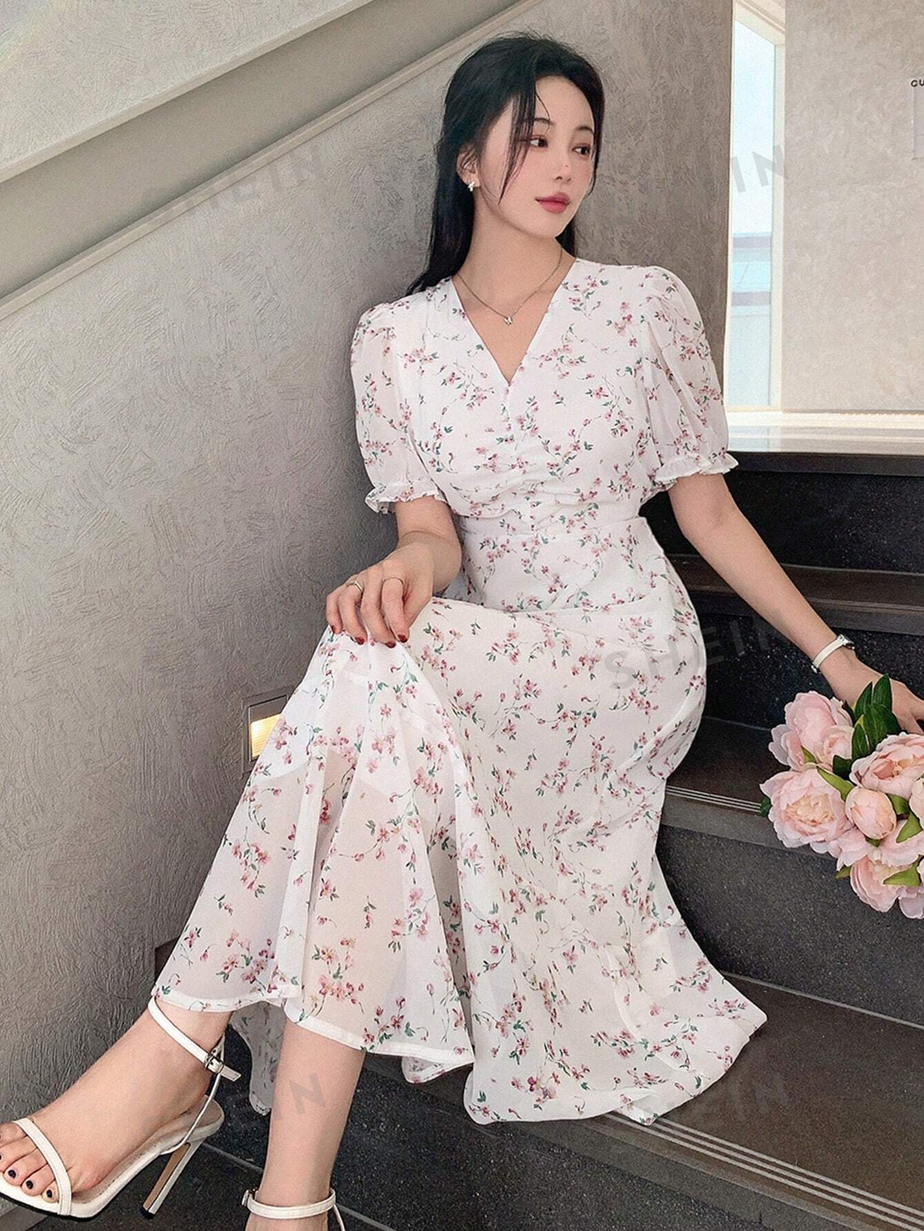 цена DAZY Женское платье с v-образным вырезом и рюшами и короткими рукавами и цветочным принтом, белый