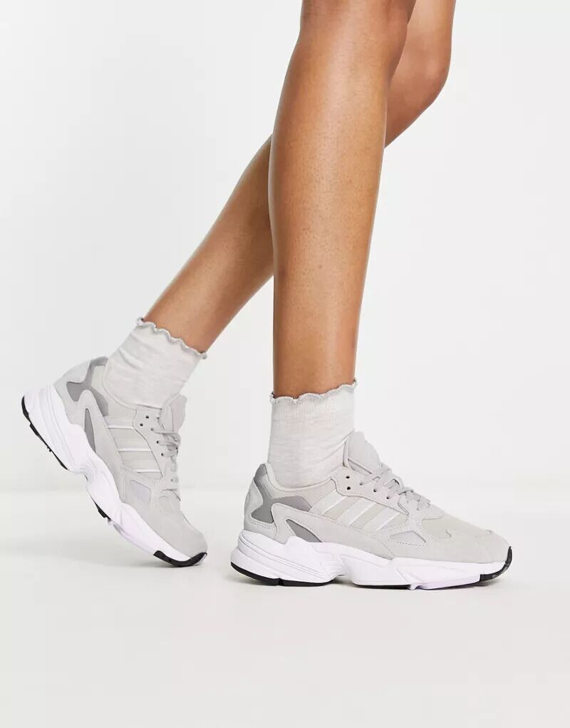 

Серые кроссовки adidas Originals Falcon