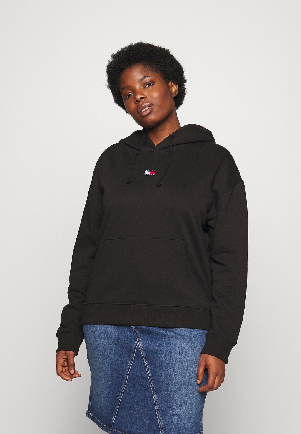 

Толстовка Tommy Jeans Curve КАФЮШОН С БЕЙДЖЕМ, черный