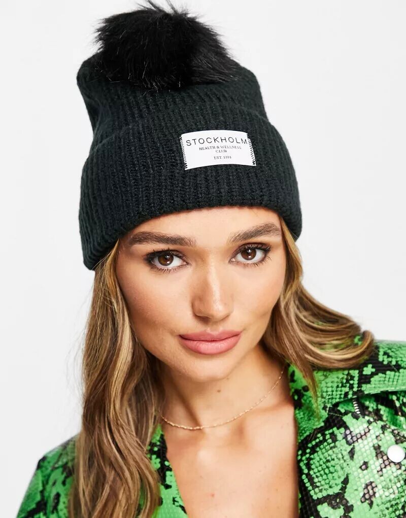 

Черная вязаная шапка в рубчик с помпоном и нашивкой ASOS