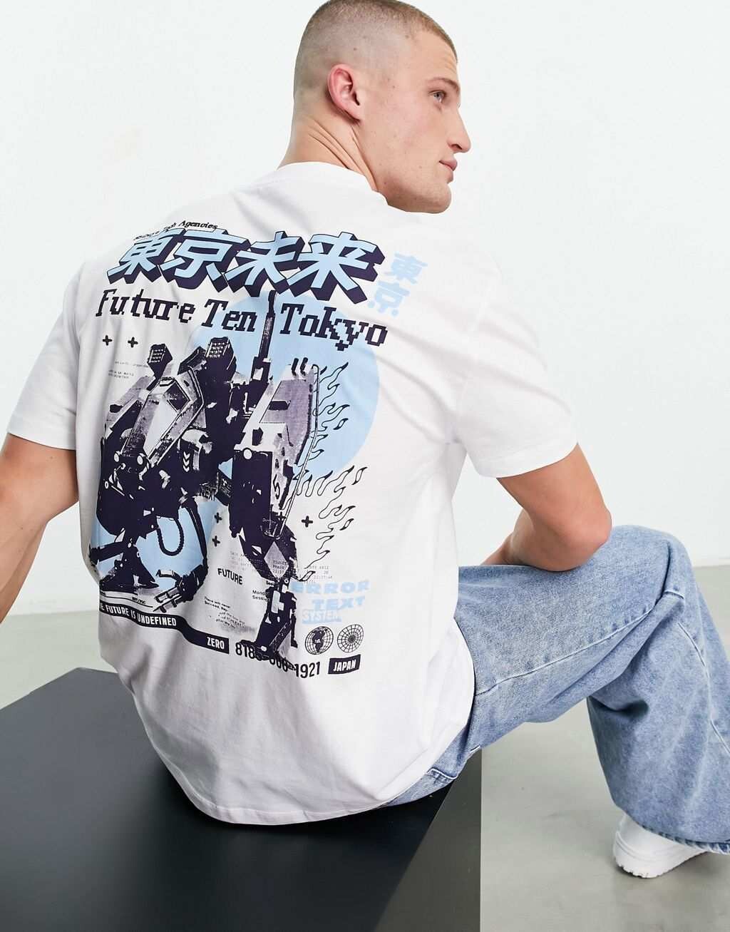 

Белая свободная футболка с синим принтом в виде робота на спине ASOS DESIGN