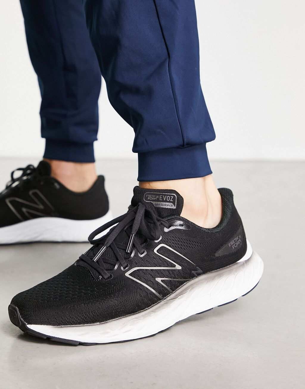 

Черно-белые кроссовки New Balance EVOZ