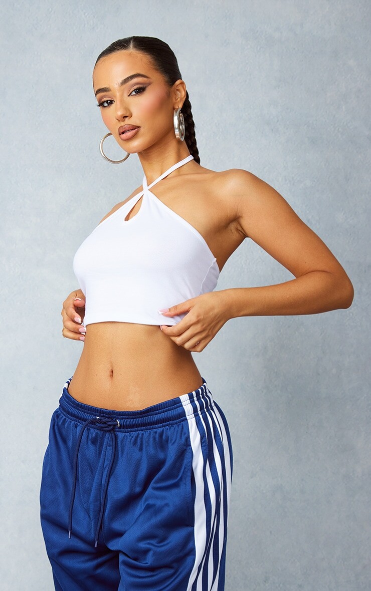

PrettyLittleThing Белый топ Petite с вырезом халтер и вырезом-капля