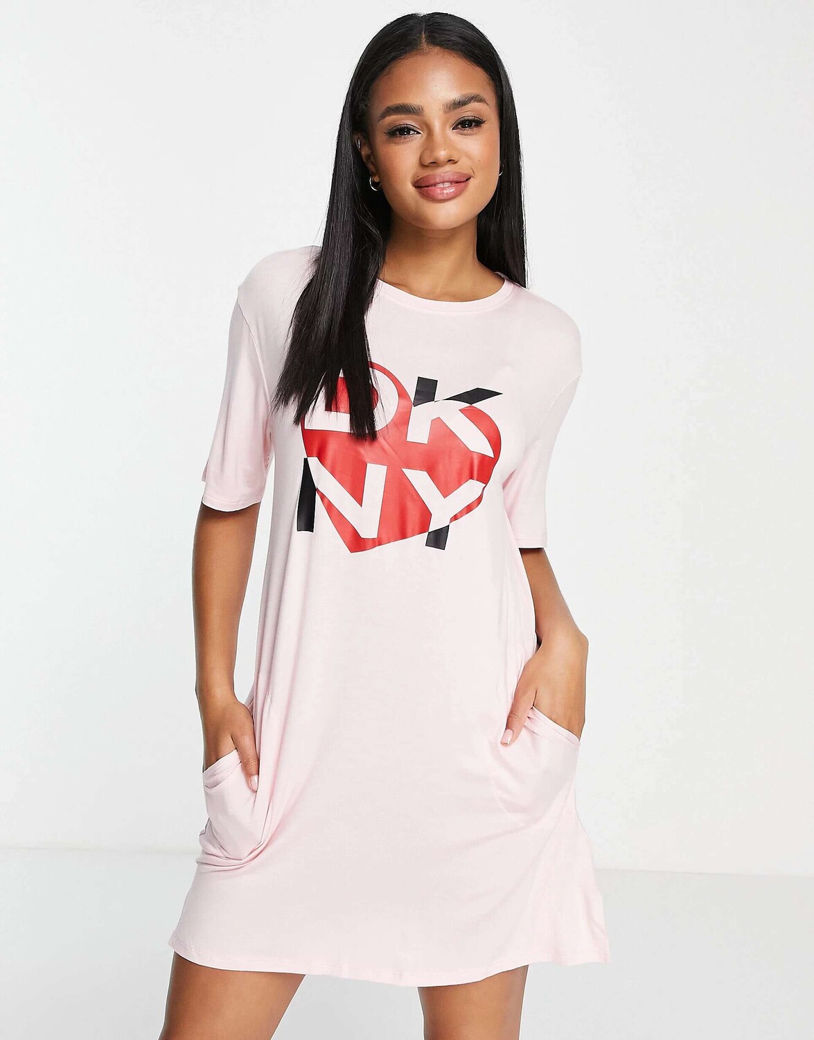 

Румыленая футболка для сна с логотипом DKNY