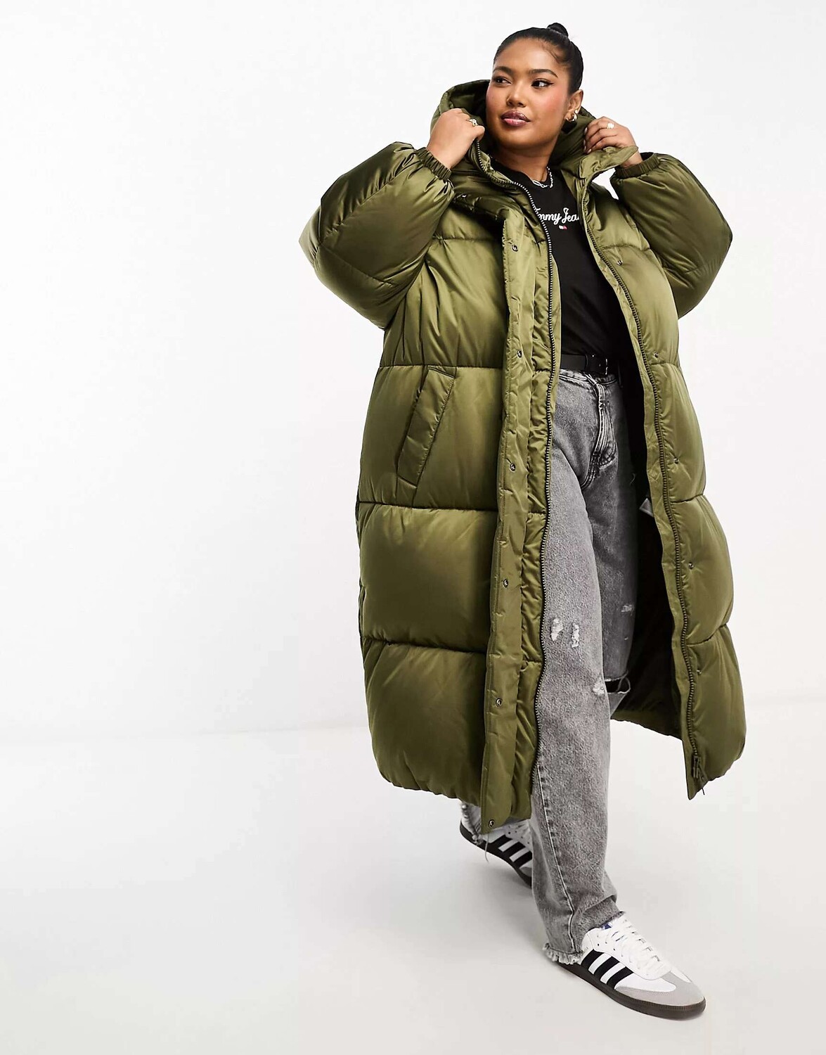 

Длинное атласное пуховик Tommy Jeans Plus оливково-зеленого цвета, Зеленый