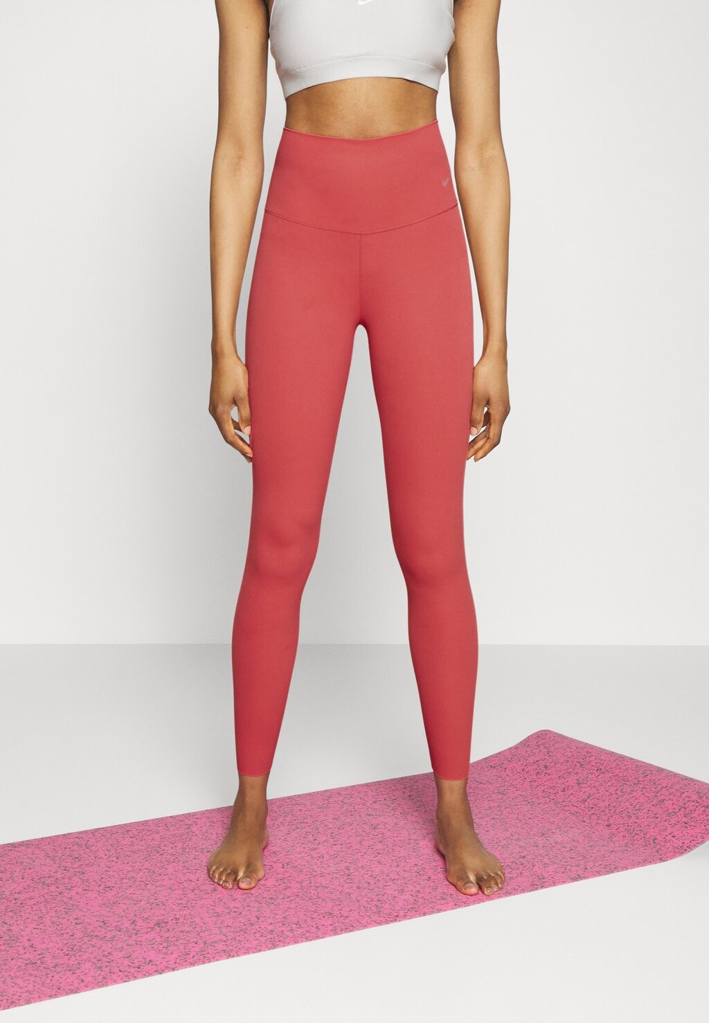 

Леггинсы Nike, коралл