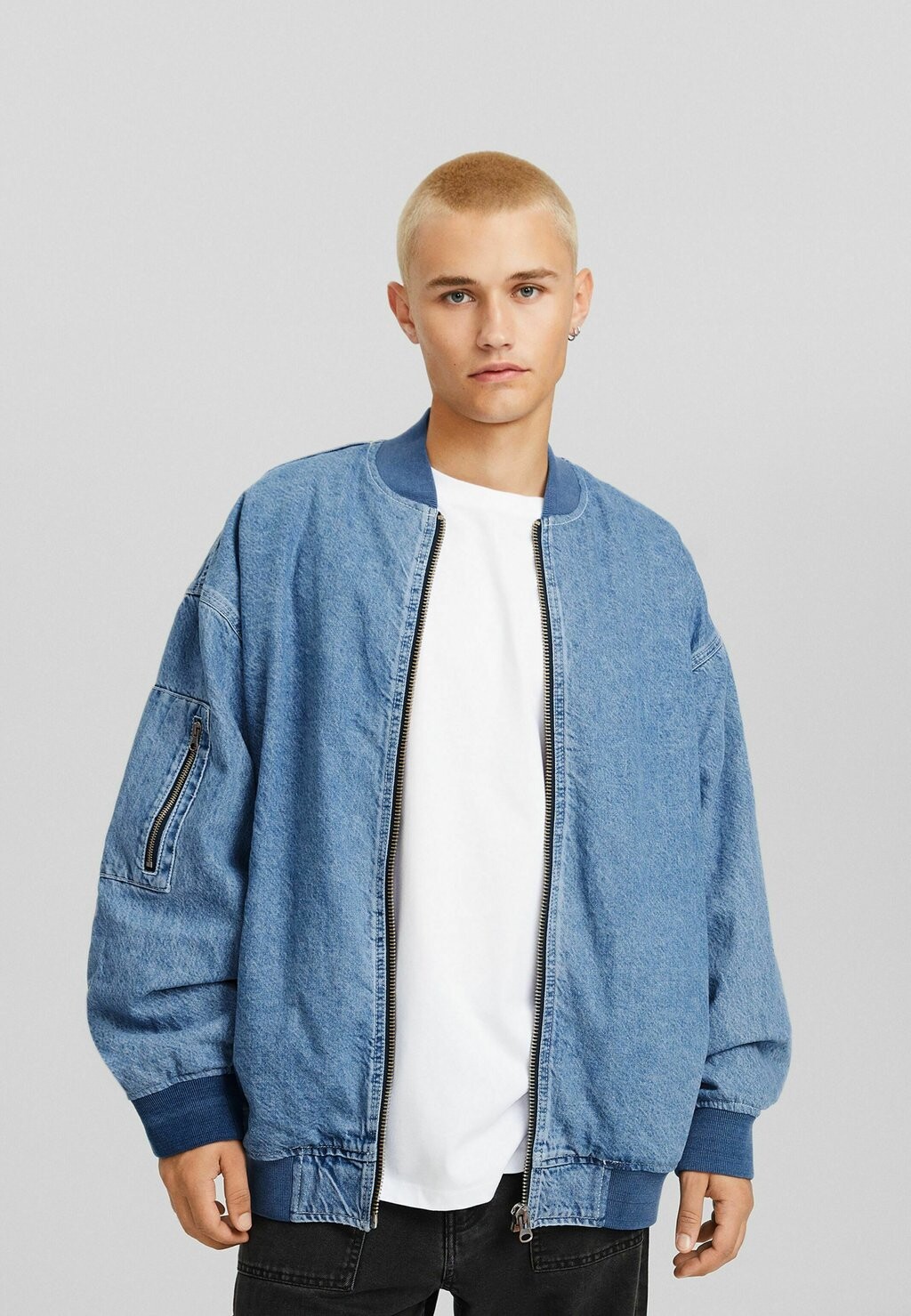 

Джинсовая куртка Bershka, цвет blue grey