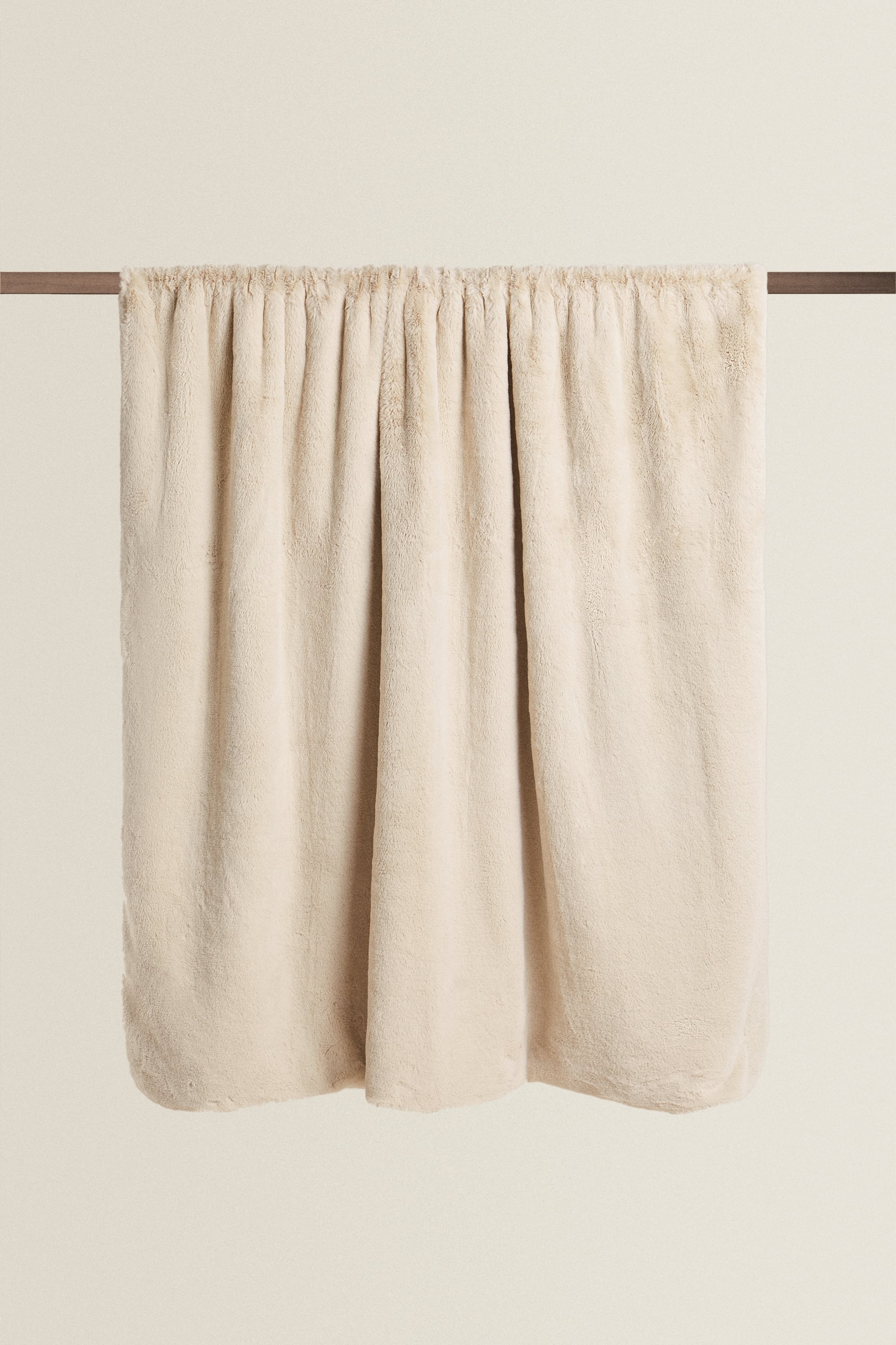 Меховое одеяло Zara, светло-бежевый фотографии